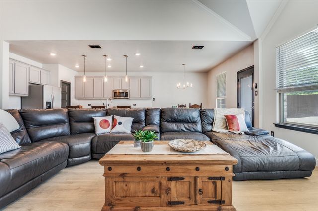 1232 Rushmore Drive, Burleson, TX 76028