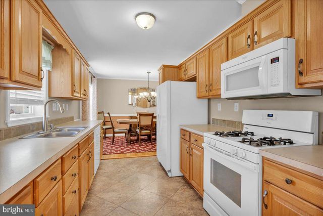 2003 BURLINGTON CIRCLE, Williamstown, NJ 08094