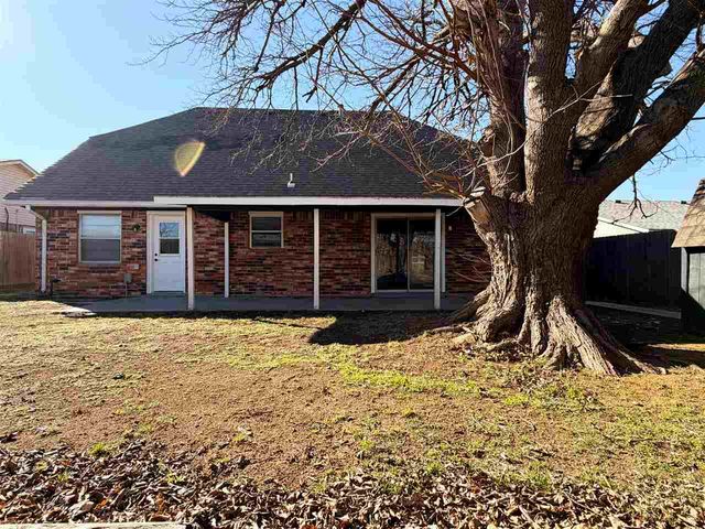 2910 NE Bellevue Cir, Lawton, OK 73507