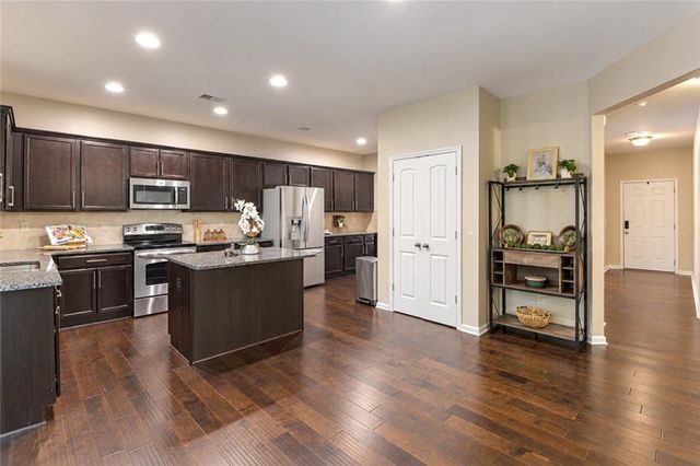 902 Whitfield Oak Road, Auburn, GA 30011
