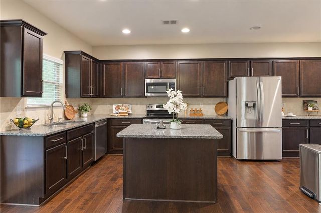 902 Whitfield Oak Road, Auburn, GA 30011