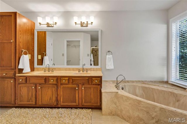 1827 Pheasant Run Drive, Maryland Heights, MO 63043
