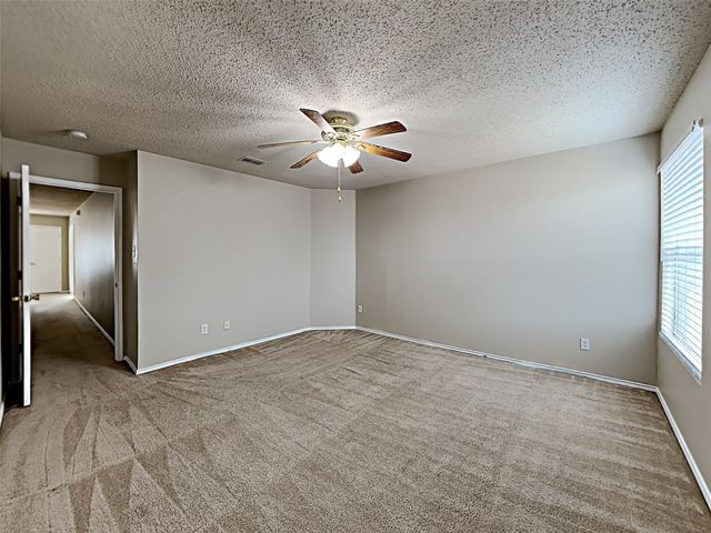 4050 Hunters Creek Drive, Fort Worth, TX 76123