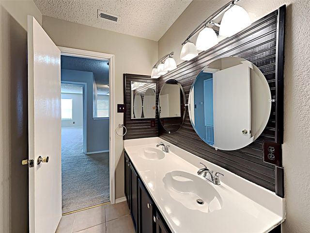 4050 Hunters Creek Drive, Fort Worth, TX 76123