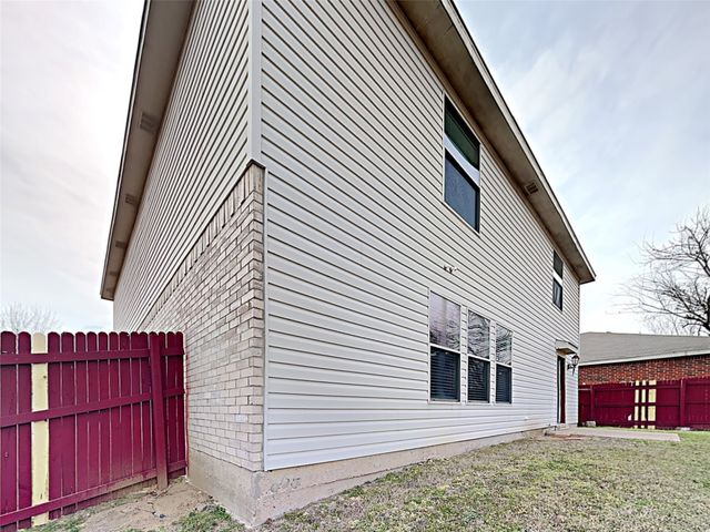 4050 Hunters Creek Drive, Fort Worth, TX 76123
