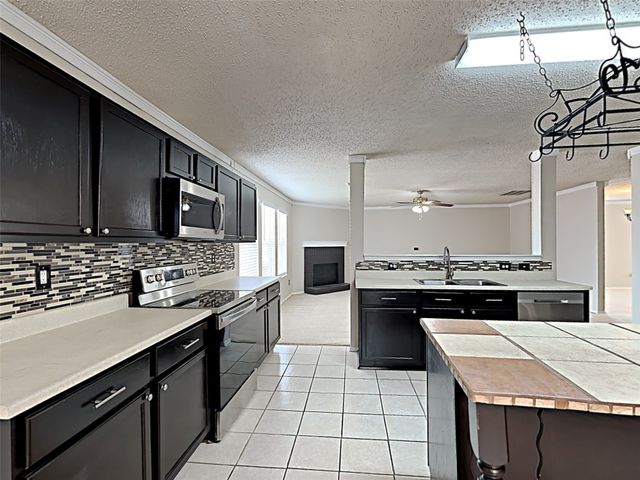 4050 Hunters Creek Drive, Fort Worth, TX 76123