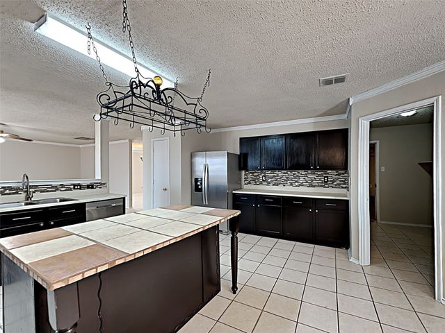 4050 Hunters Creek Drive, Fort Worth, TX 76123