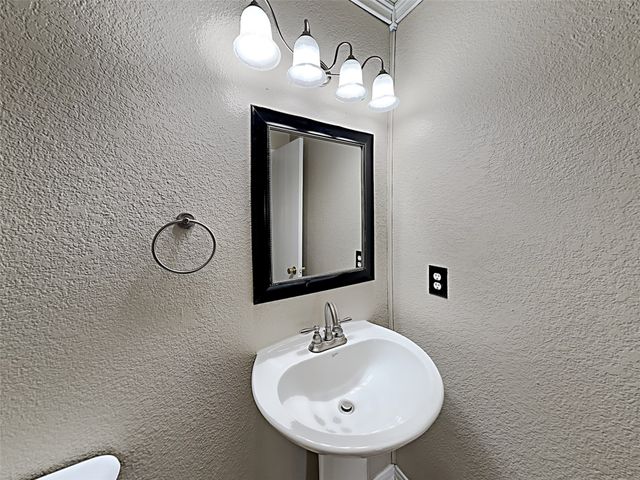 4050 Hunters Creek Drive, Fort Worth, TX 76123