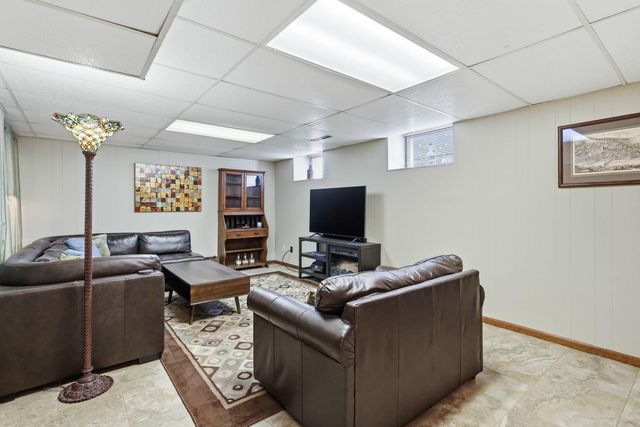 42 Hillcrest Avenue, Davenport, IA 52803