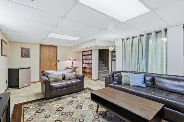 42 Hillcrest Avenue, Davenport, IA 52803