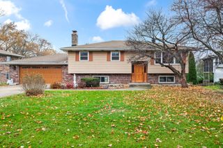 370 W Walnut Street, Roselle, IL 60172