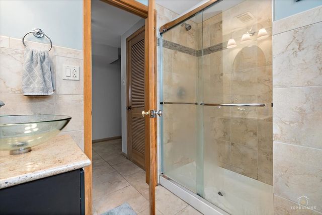 532 N Redfield Court, Park Ridge, IL 60068