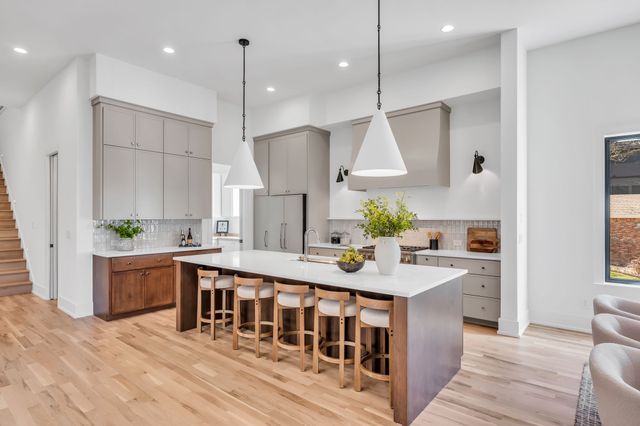 3806 Harding Pl, Nashville, TN 37215