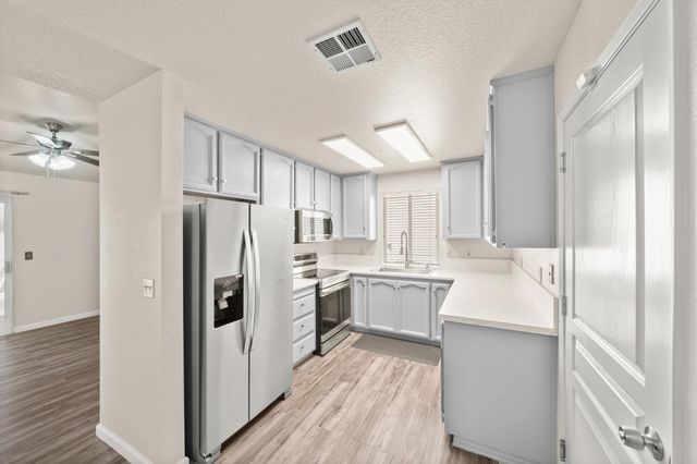 7579 Sunmore Ln, Sacramento, CA 95828
