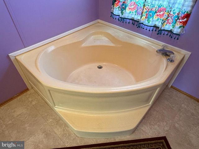 1 CHAPEL DR, Lewistown, PA 17044