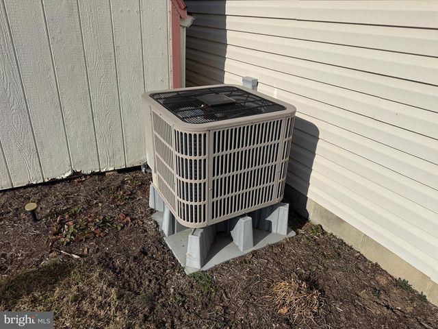 1 CHAPEL DR, Lewistown, PA 17044