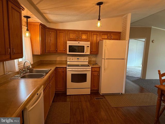 1 CHAPEL DR, Lewistown, PA 17044