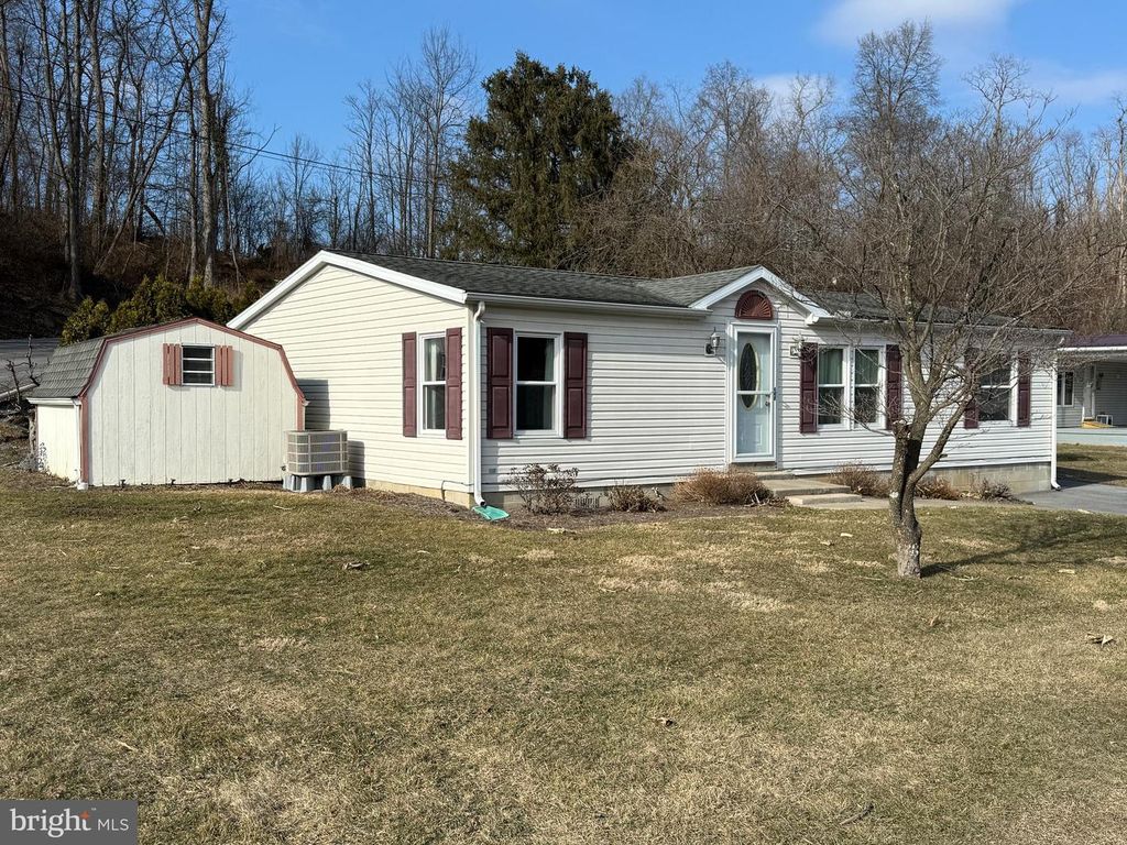 1 CHAPEL DR, Lewistown, PA 17044