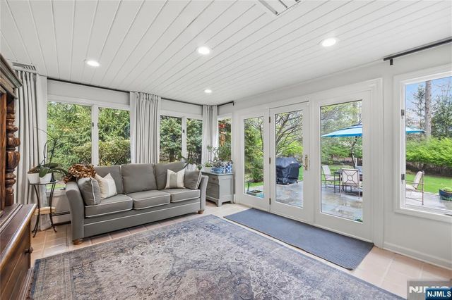 20 Deerhorn Trail, Upper Saddle River, NJ 07458