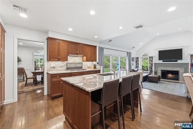 20 Deerhorn Trail, Upper Saddle River, NJ 07458