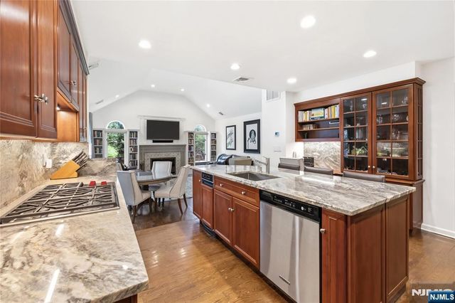 20 Deerhorn Trail, Upper Saddle River, NJ 07458