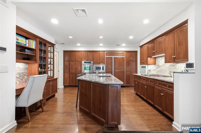 20 Deerhorn Trail, Upper Saddle River, NJ 07458