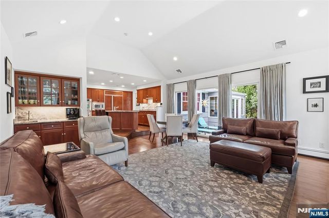 20 Deerhorn Trail, Upper Saddle River, NJ 07458