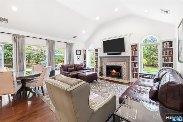 20 Deerhorn Trail, Upper Saddle River, NJ 07458