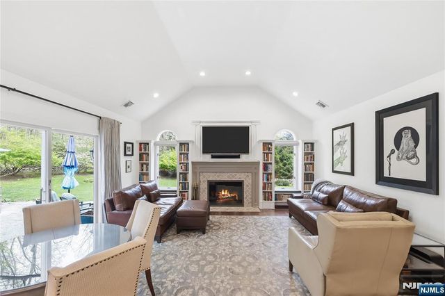 20 Deerhorn Trail, Upper Saddle River, NJ 07458