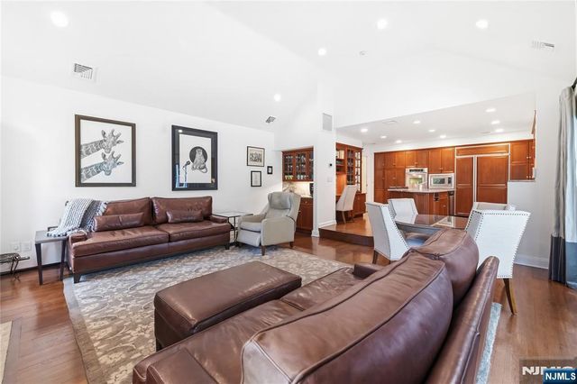 20 Deerhorn Trail, Upper Saddle River, NJ 07458