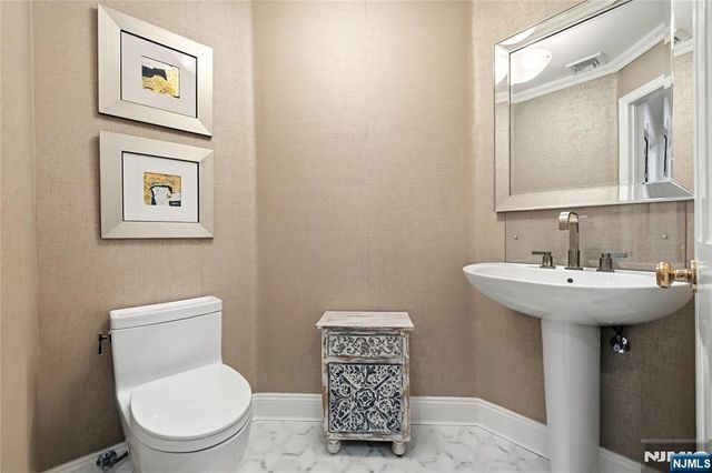 20 Deerhorn Trail, Upper Saddle River, NJ 07458