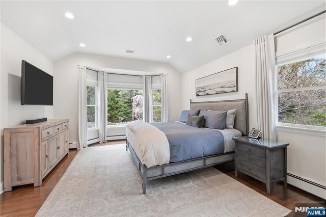 20 Deerhorn Trail, Upper Saddle River, NJ 07458