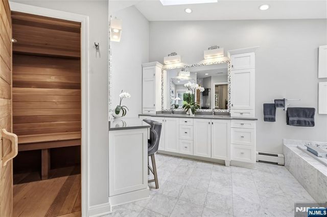 20 Deerhorn Trail, Upper Saddle River, NJ 07458