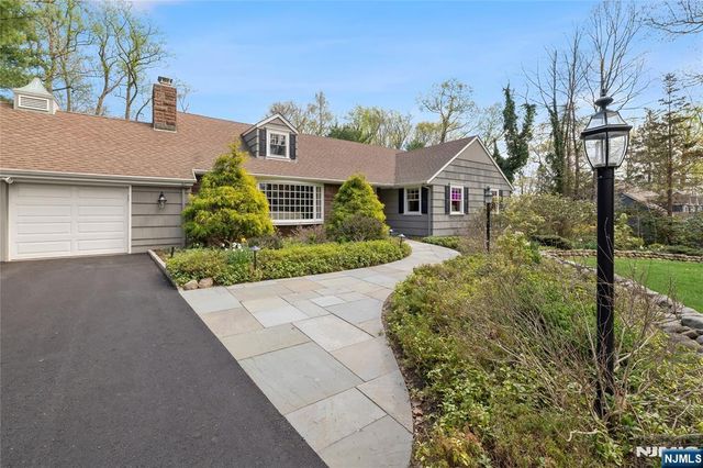 20 Deerhorn Trail, Upper Saddle River, NJ 07458