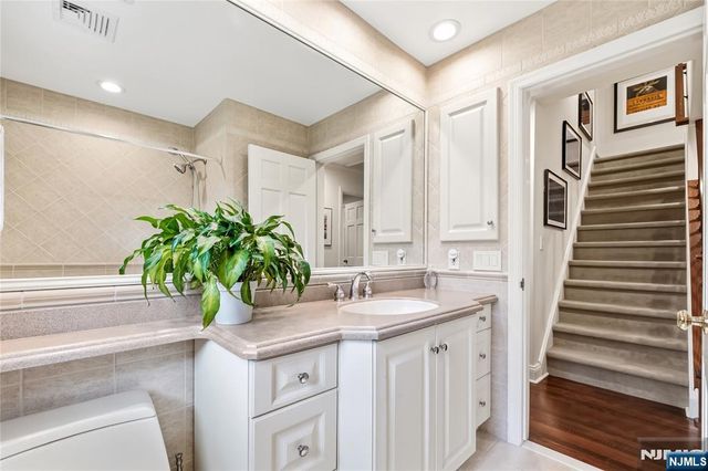 20 Deerhorn Trail, Upper Saddle River, NJ 07458