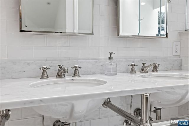20 Deerhorn Trail, Upper Saddle River, NJ 07458