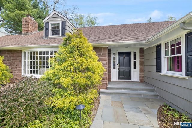 20 Deerhorn Trail, Upper Saddle River, NJ 07458
