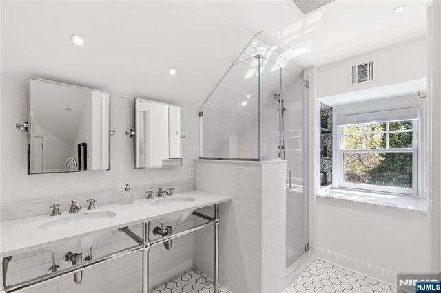 20 Deerhorn Trail, Upper Saddle River, NJ 07458