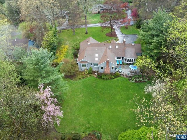 20 Deerhorn Trail, Upper Saddle River, NJ 07458