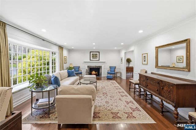 20 Deerhorn Trail, Upper Saddle River, NJ 07458