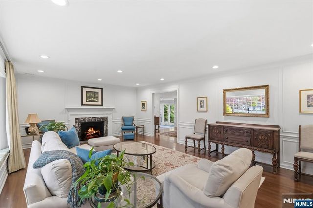 20 Deerhorn Trail, Upper Saddle River, NJ 07458