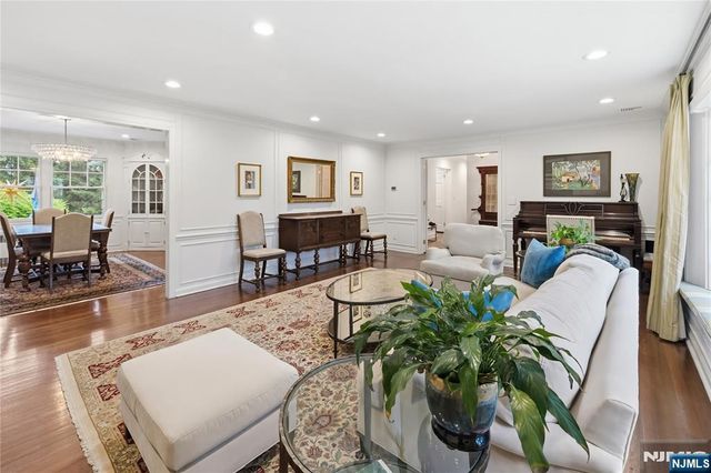 20 Deerhorn Trail, Upper Saddle River, NJ 07458