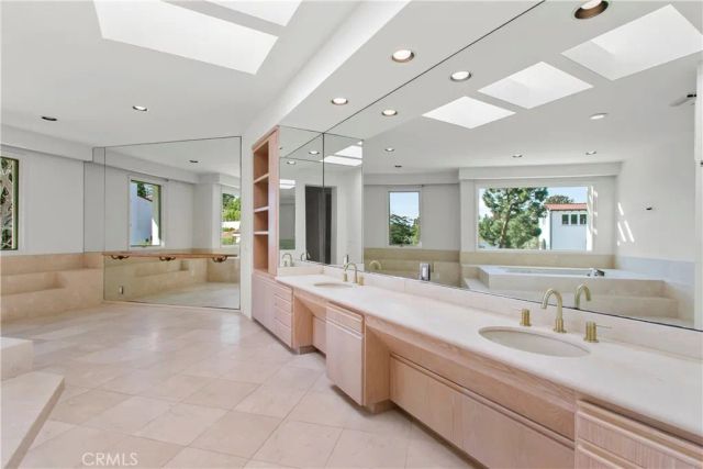 2 Inverness Lane, Newport Beach, CA 92660