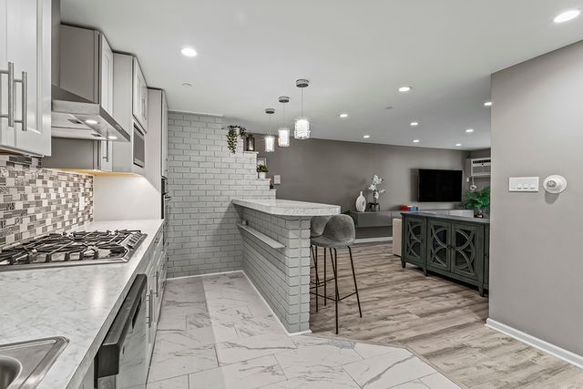 9954 S 84th Terrace 109, Palos Hills, IL 60465