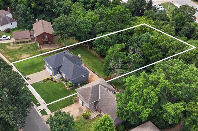 10112 Oakridge Drive, Overland Park, KS 66212