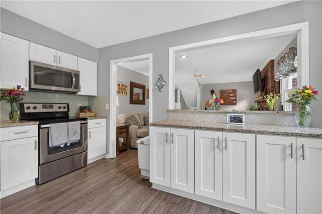 10112 Oakridge Drive, Overland Park, KS 66212