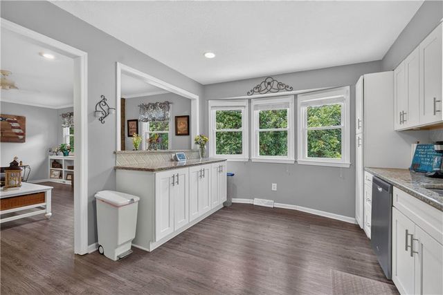 10112 Oakridge Drive, Overland Park, KS 66212