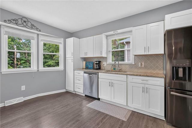 10112 Oakridge Drive, Overland Park, KS 66212