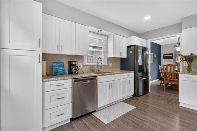 10112 Oakridge Drive, Overland Park, KS 66212