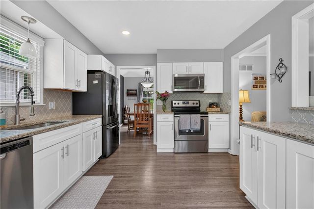 10112 Oakridge Drive, Overland Park, KS 66212